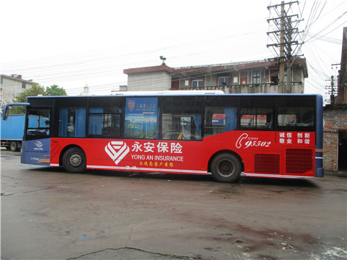 公交车车身广告