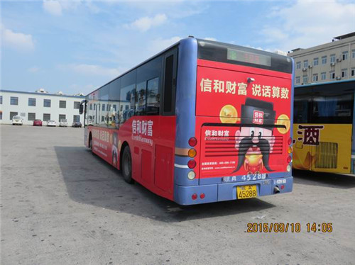 公交车车身广告