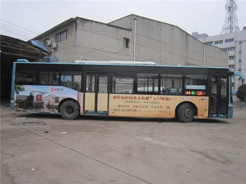 公交车车身广告