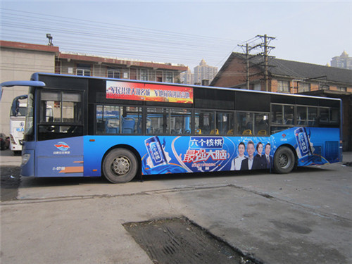 公交车车身广告